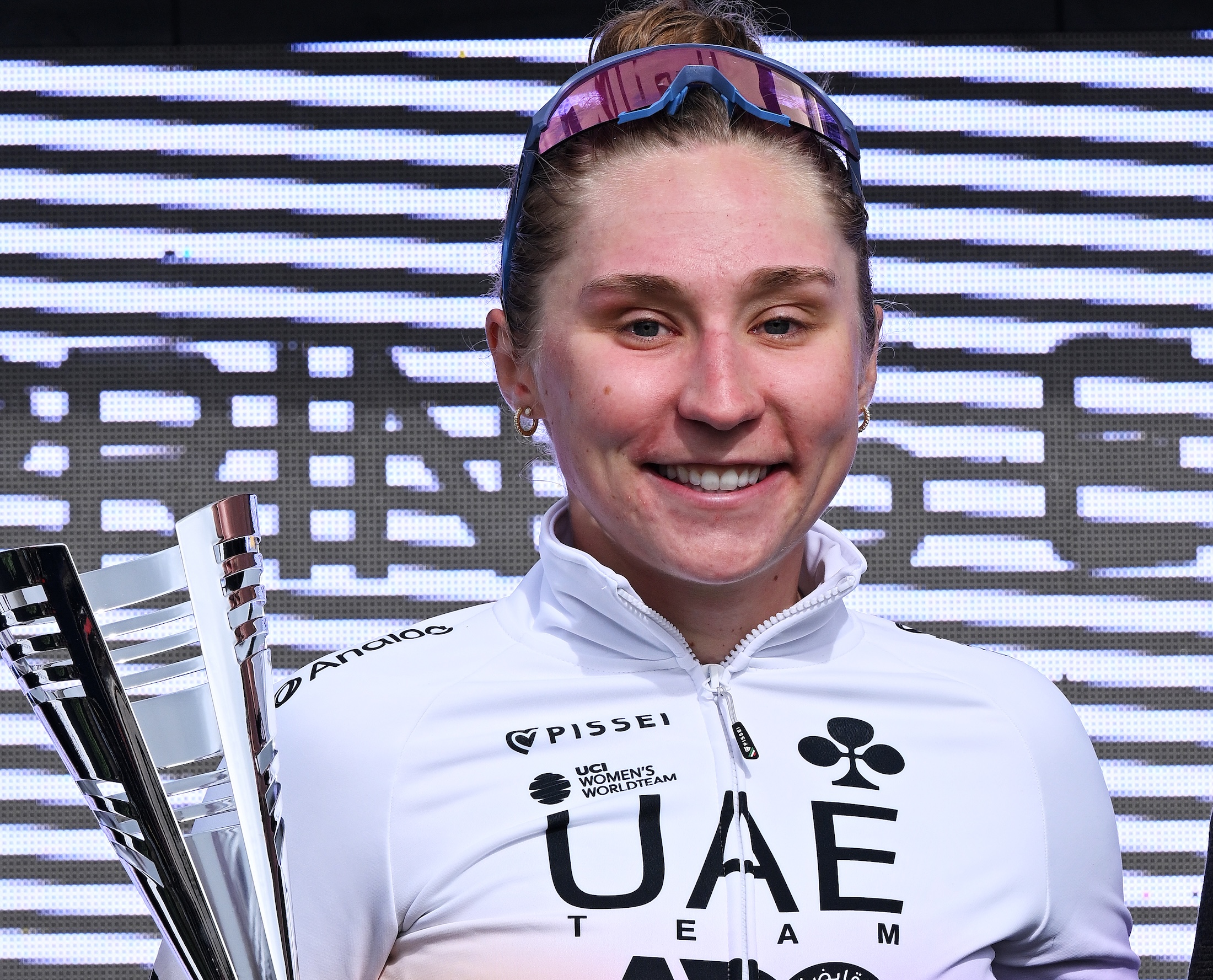 LLUCMAJOR, ESPAÑA - 25 DE ENERO: Megan Jastrab de Estados Unidos y el equipo ADQ de los EAU celebra en el podio como ganadora del premio a la ciclista más combativa durante el 3er Desafío Femenino Ciclista Mallorca 2026, Trofeo Llucmajor, una carrera de un día de 134,8 km de Llucmajor a Llucmajor el 25 de enero de 2026 en Llucmajor, España. (Foto de Tim de Waele/Getty Images)