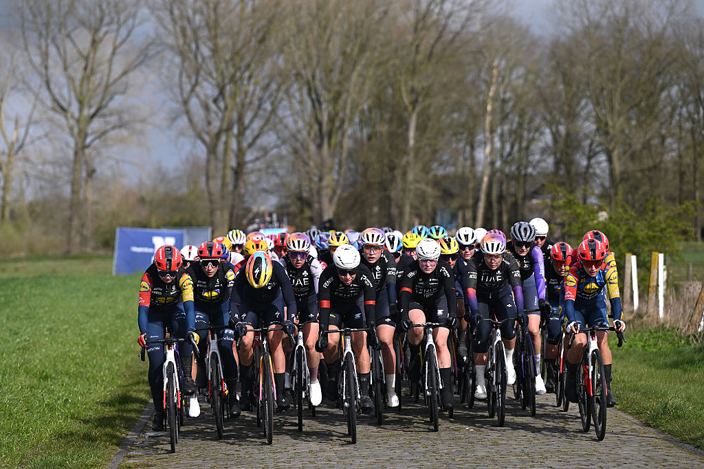BRUJAS, BÉLGICA - 26 DE MARZO: (LR) Ava Holmgren de Canadá, Elisa Balsamo de Italia y Team Lidl - Trek, Femke Markus de Holanda y Team SD Worx - Protime, Christina Schweinberger de Austria y Team Fenix-Premier Tech, Fleur Moors de Bélgica y Emma Norsgaard Bjerg de Dinamarca y Team Lidl - Trek compiten durante la novena Ronda van Brugge - Tour de Brujas 2026, Elite femenina, una carrera de un día de 143,7 km desde Brujas a Brujas el 26 de marzo de 2026 en Brujas, Bélgica. (Foto de Luc Claessen/Getty Images)