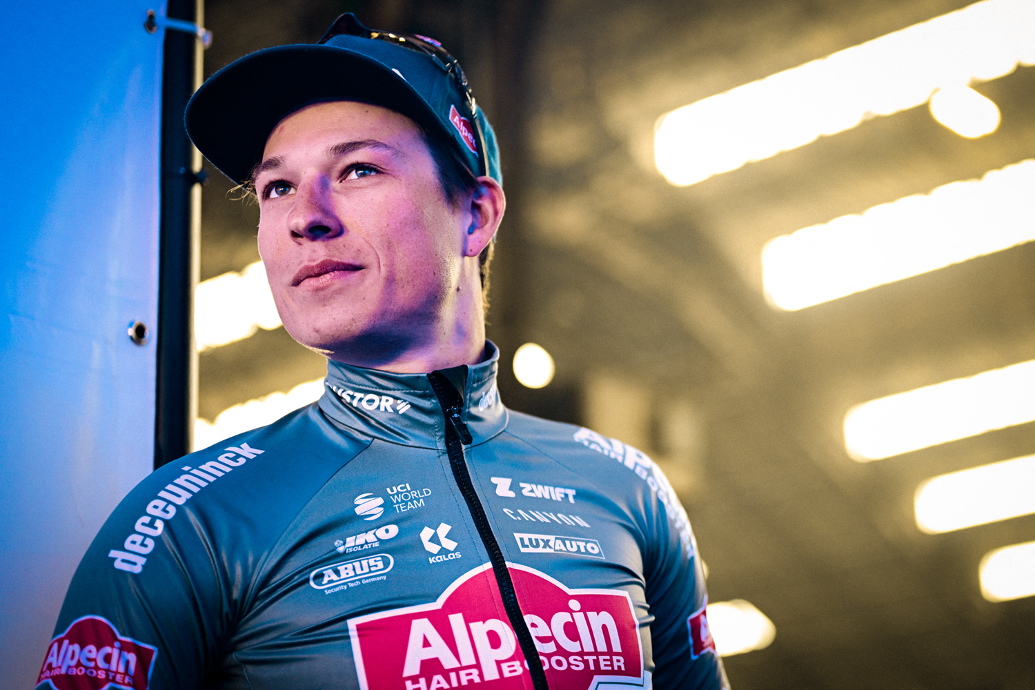 El belga Jasper Philipsen de Alpecin-Deceuninck fotografiado en la presentación del equipo de la 80.ª edición de la carrera ciclista masculina de un día Omloop Het Nieuwsblad (UCI World Tour), 197 km de Gent a Ninove, el sábado 01 de marzo de 2025. BELGA FOTO DIRK WAEM (Foto de DIRK WAEM / BELGA MAG / Belga vía AFP) (Foto de DIRK WAEM/BELGA MAG/AFP vía Getty Images)