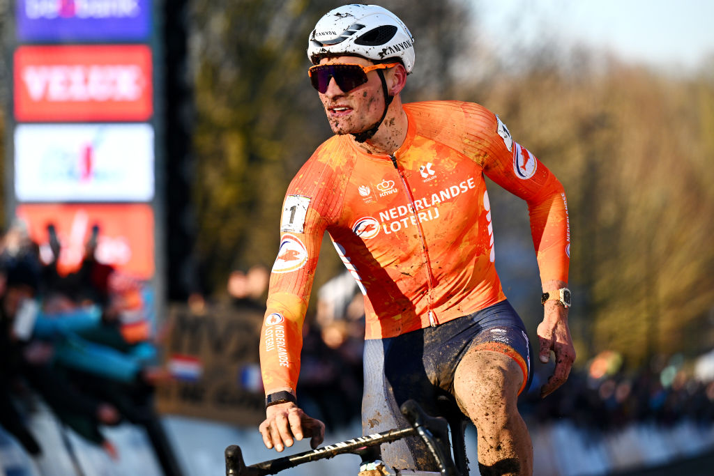 LIEVIN, FRANCIA - 2 DE FEBRERO: El medallista de oro Mathieu Van Der Poel de Holanda celebra su victoria durante el 76º Campeonato Mundial de Ciclo-Cross UCI 2025 - Elite Men&apos el 2 de febrero de 2025 en Lievin, Francia. (Foto de Luc Claessen/Getty Images)