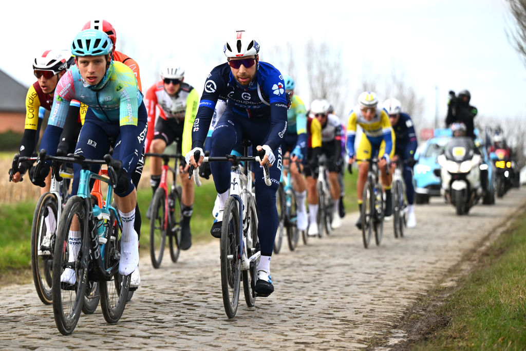 NINOVE, BÉLGICA - 1 DE MARZO: Clement Russo de Francia y el equipo Groupama-FDJ compiten durante la 80.ª Omloop Het Nieuwsblad 2025 - Men's Elite, una carrera de un día de 197 km desde Gante a Ninove / #UCIWWT / el 1 de marzo de 2025 en Ninove, Bélgica. (Foto de Luc Claessen/Getty Images)