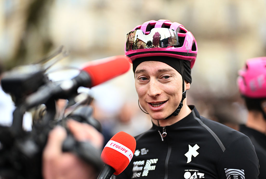 FORCALQUIER, FRANCIA - 14 DE FEBRERO: Neilson Powless de Estados Unidos y el equipo EF Education - EasyPost se reúne con la prensa antes del décimo Tour de la Provence 2026, etapa 2, una etapa de 174,9 km desde Forcalquier hasta Montagne de Lure el 14 de febrero de 2026 en Forcalquier, Francia. (Foto de Billy Ceusters/Getty Images)