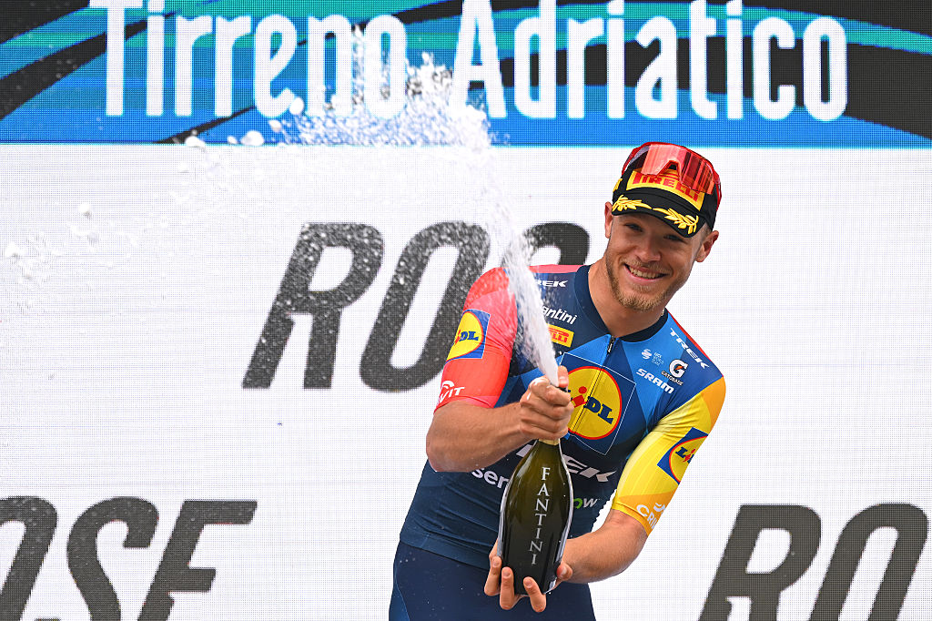 SAN BENEDETTO DEL TRONTO, ITALIA - 15 DE MARZO: Jonathan Milan de Italia y el equipo Lidl - Trek celebra en el podio como ganador de etapa durante la 61ª Tirreno-Adriático 2026, etapa 7, una etapa de 142 km desde Civitanova Marche hasta San Benedetto del Tronto / #UCIWT / el 15 de marzo de 2026 en San Benedetto del Tronto, Italia. (Foto de Tim de Waele/Getty Images)