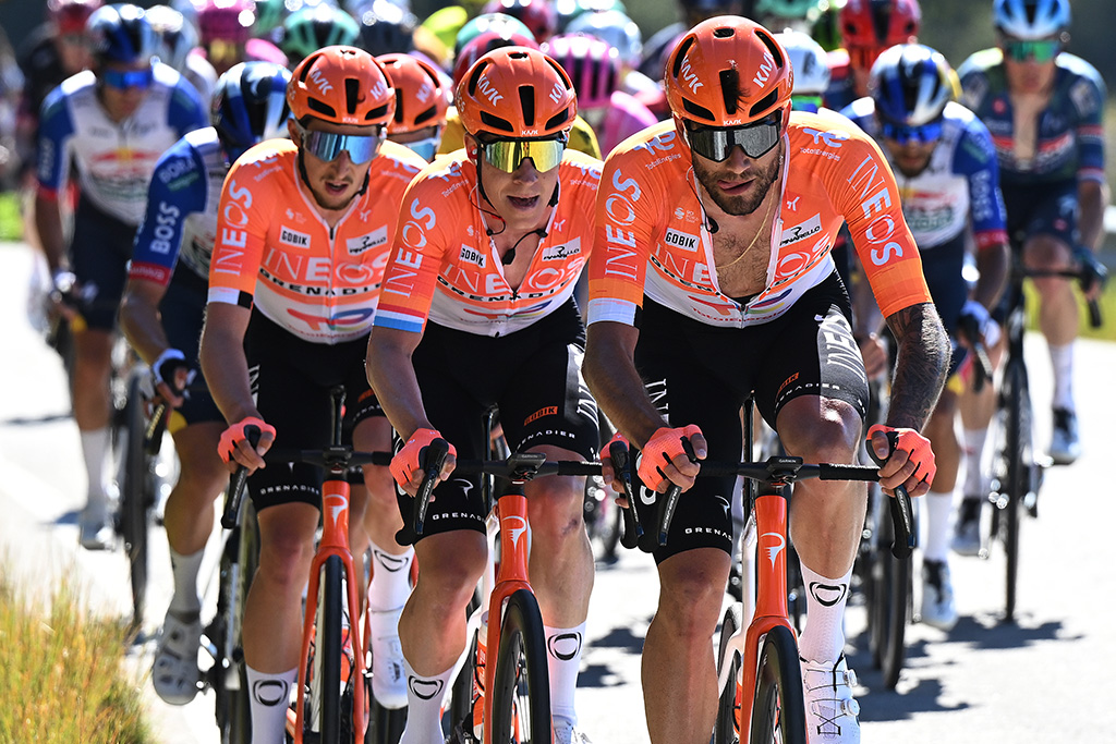 LOULE, PORTUGAL - 22 DE FEBRERO: (LR) Bob Jungels de Luxemburgo y Filippo Ganna de Italia y el equipo INEOS Grenadiers compiten durante la 52ª Volta ao Algarve em Bicicleta 2026, etapa 5, una etapa de 148,4 km desde Faro a Malhao - Loule 512m el 22 de febrero de 2026 en Loule, Portugal. (Foto de Dario Belingheri/Getty Images)