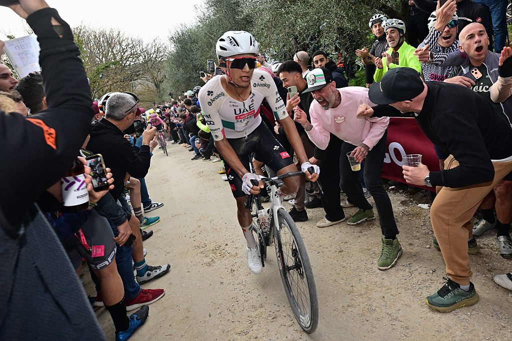 El mexicano Isaac Del Toro del equipo UAE Emirates - XRG fotografiado en acción durante la carrera de élite masculina 'Strade Bianche' Carrera ciclista de un día, 203 km desde y hacia Siena, Italia, el sábado 7 de marzo de 2026. BELGA FOTO DIRK WAEM (Foto de DIRK WAEM / BELGA MAG / Belga vía AFP)