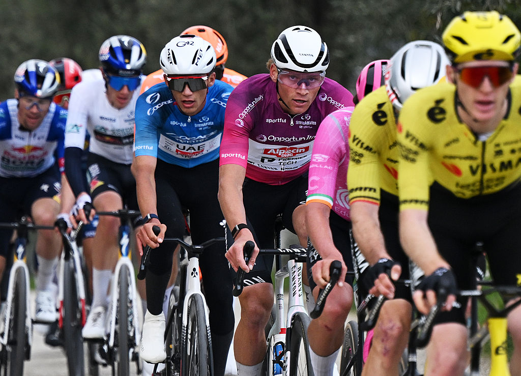 MARTINSICURO, ITALIA - 12 DE MARZO: (LR) Isaac Del Toro de México y UAE Team Emirates - XRG - Blue Leader Jersey y Mathieu van der Poel de Holanda y Team Alpecin-Premier Tech - Purple Sprint Jersey compiten durante la 61ª Tirreno-Adriático 2026, etapa 4, una etapa de 213 km desde Tagliacozzo a Martinsicuro / #UCIWT / el 12 de marzo. 2026 en Martinsicuro, Italia. (Foto de Tim de Waele/Getty Images)