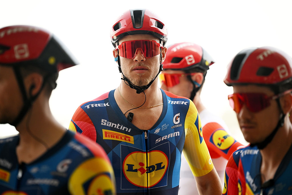 ABU DHABI, EMIRATOS ÁRABES UNIDOS - 16 DE FEBRERO: Jonathan Milan de Italia y el equipo Lidl - Caminata antes del 8º Tour de los EAU 2026, etapa 1, una etapa de 144 km desde Madinat Zayed Majlis hasta el Palacio Liwa el 16 de febrero de 2026 en Abu Dhabi, Emiratos Árabes Unidos. (Foto de Tim de Waele/Getty Images)