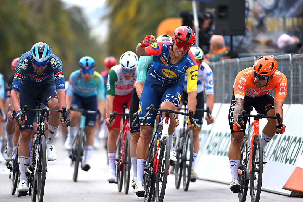 SAN BENEDETTO DEL TRONTO, ITALIA - 15 DE MARZO: Jonathan Milan de Italia y el equipo Lidl - Trek celebra en la línea de meta como ganador de la etapa por delante de Laurenz Rex de Bélgica y el equipo Soudal Quick-Step y Sam Welsford de Australia y el equipo INEOS Grenadiers durante la 61ª etapa Tirreno-Adriático 2026, etapa 7, una etapa de 142 km desde Civitanova Marche hasta San Benedetto del Tronto / #UCIWT / el 15 de marzo de 2026 en San Benedetto del Tronto, Italia. (Foto de Tim de Waele/Getty Images)