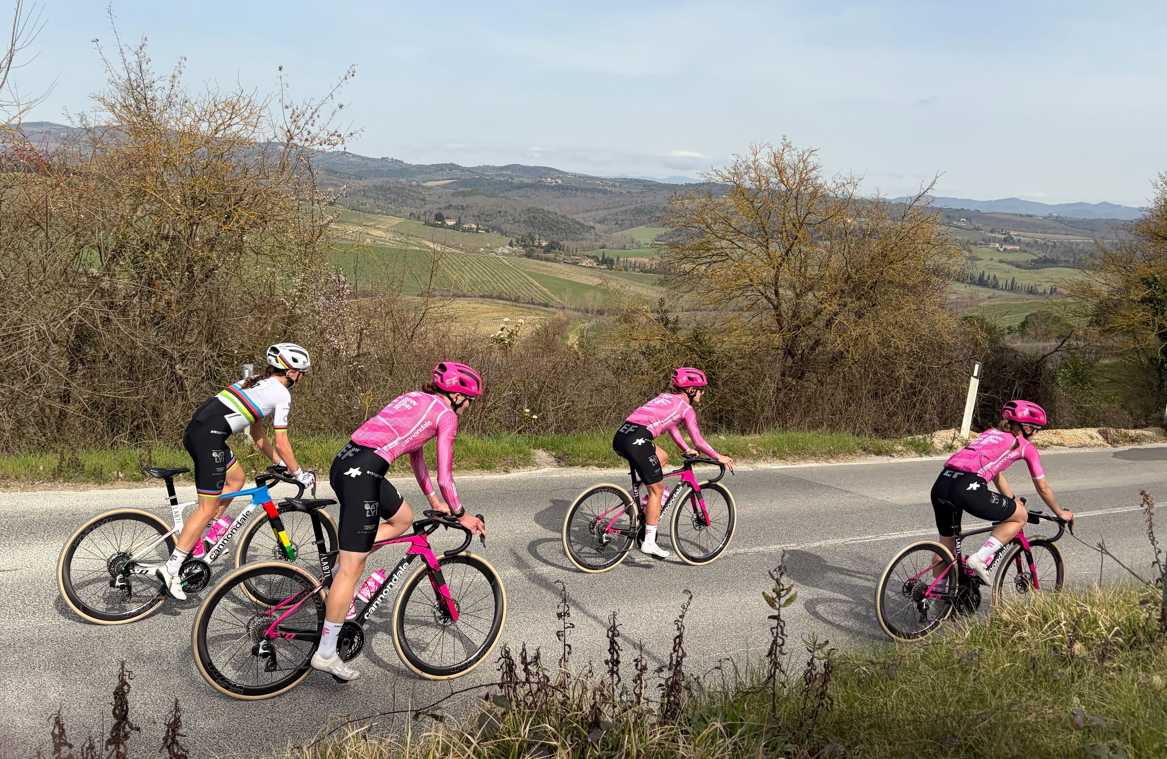 Cuatro corredores de EF Education-Oatly en camino a su reconocimiento Strade Bianche