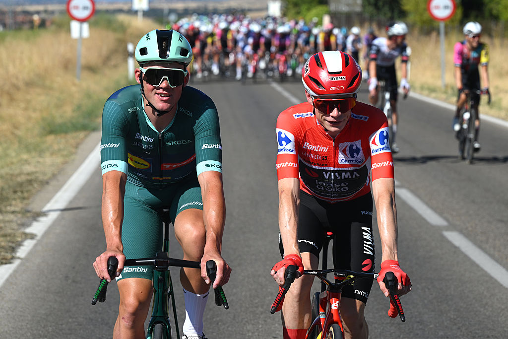 Vuelta a España 2025: el ganador absoluto Jonas Vingegaard (d) y el ganador del maillot de puntos Mads Pedersen (l) durante la primera parte de la etapa final