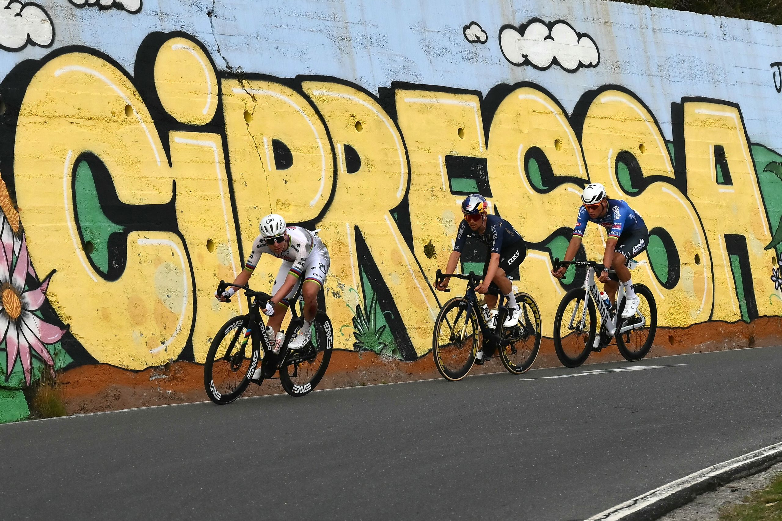 "Si hubiera sabido en qué condiciones estaba la bicicleta, no habría descendido así": Tadej Pogačar ganó la Milán-San Remo con un cuadro agrietado y un problema de freno de disco