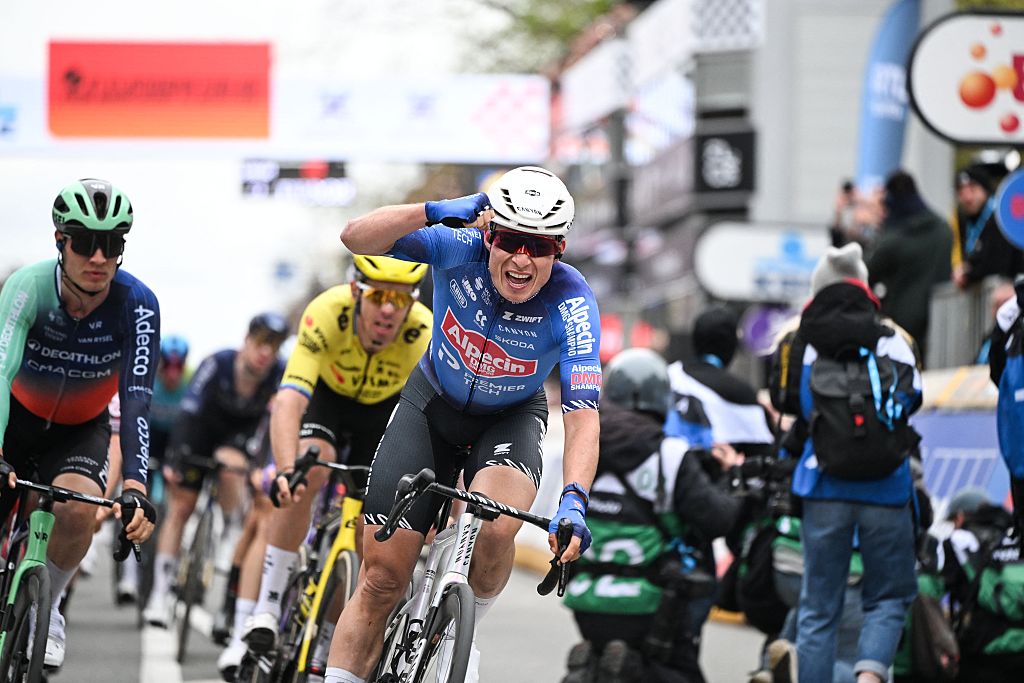 El belga Jasper Philipsen de Alpecin-Premier Tech celebra tras ganar la élite masculina 'Middelkerke-Wevelgem - In Flanders Fields' Carrera ciclista de un día, 240,8 km desde Middelkerke hasta Wevelgem, el domingo 29 de marzo de 2026. BELGA FOTO ELIAS ROM (Foto de ELIAS ROM / BELGA MAG / Belga vía AFP)