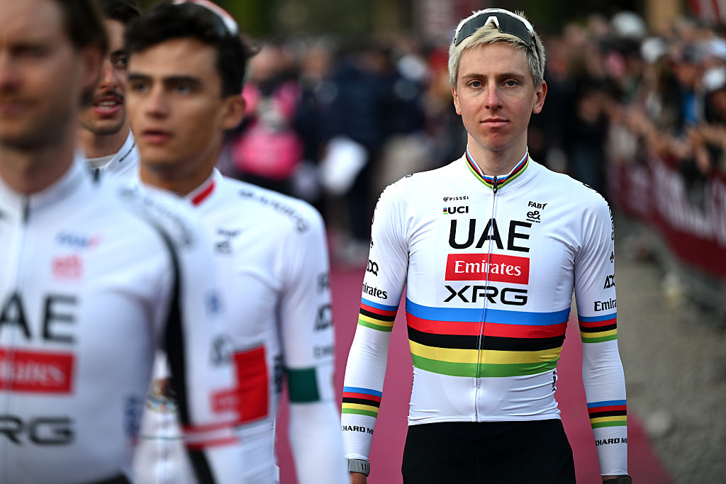 SIENA, ITALIA - 6 DE MARZO: Tadej Pogacar de Eslovenia y UAE Team Emirates - XRG durante la presentación del equipo antes de la 20ª Strade Bianche 2026 / #UCIWT / #UCIWWT / el 6 de marzo de 2026 en Siena, Italia. (Foto de Luc Claessen/Getty Images)