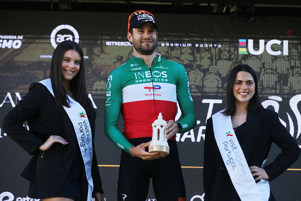 El ciclista italiano de INEOS Grenadiers Filippo Ganna celebra en el podio tras ganar la etapa 3 del Algarve Tour, una contrarreloj en Vilamoura el 20 de febrero de 2026. (Foto de João Matos / AFP)