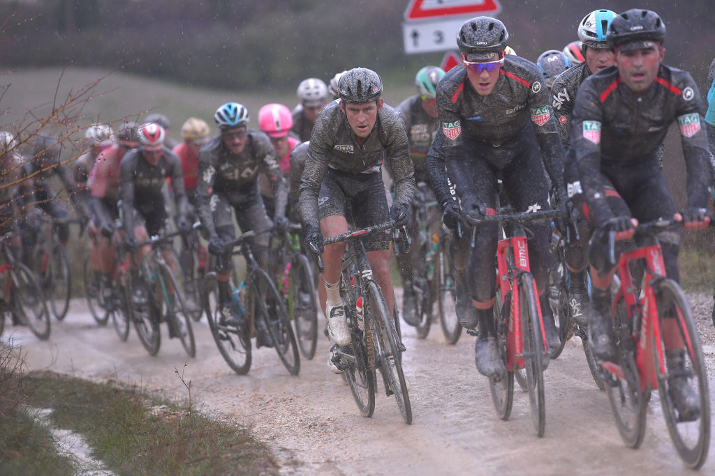 Strade Bianche 2018: corredores bajo la lluvia