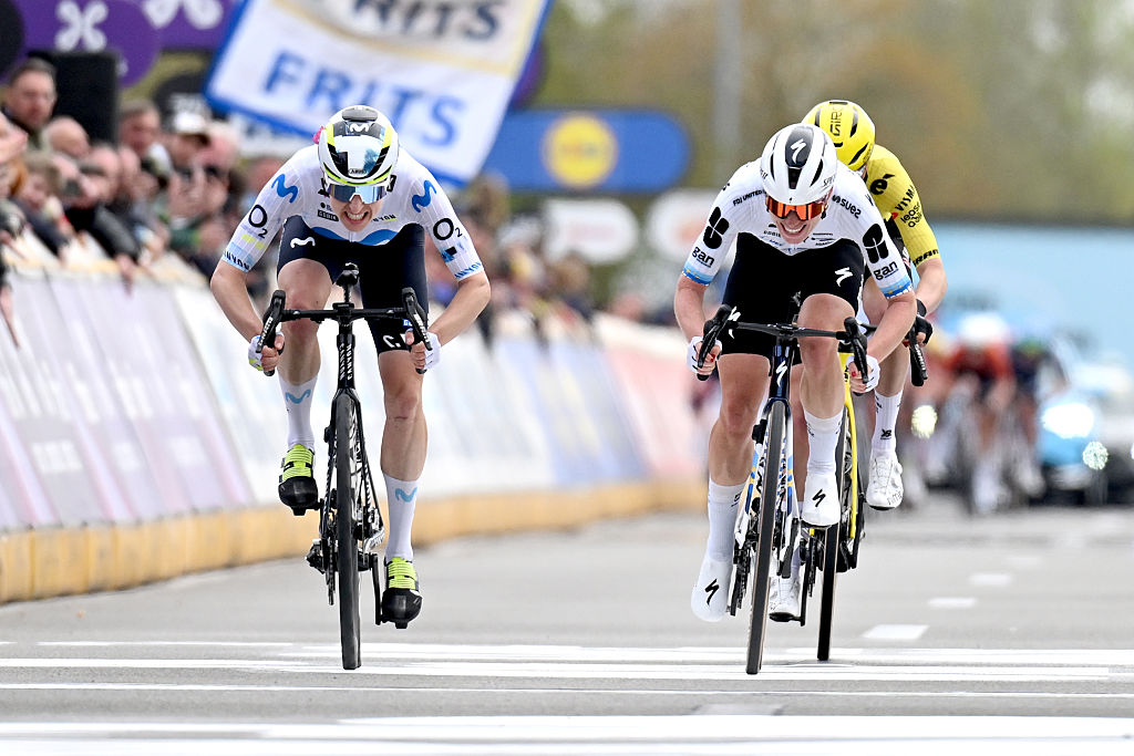 WAREGEM, BÉLGICA - 1 DE ABRIL: (LR) La ganadora de la carrera Marlen Reusser de Suiza y el equipo Movistar y Demi Vollering de los Países Bajos y el equipo FDJ United - SUEZ sprint en la línea de meta durante la 14ª Dwars door Vlaanderen 2026 - Elite femenina una carrera de un día de 128,8 km de Waregem a Waregem / #UCIWWT / en abril 01 de enero de 2026 en Waregem, Bélgica. (Foto de Dario Belingheri/Getty Images)