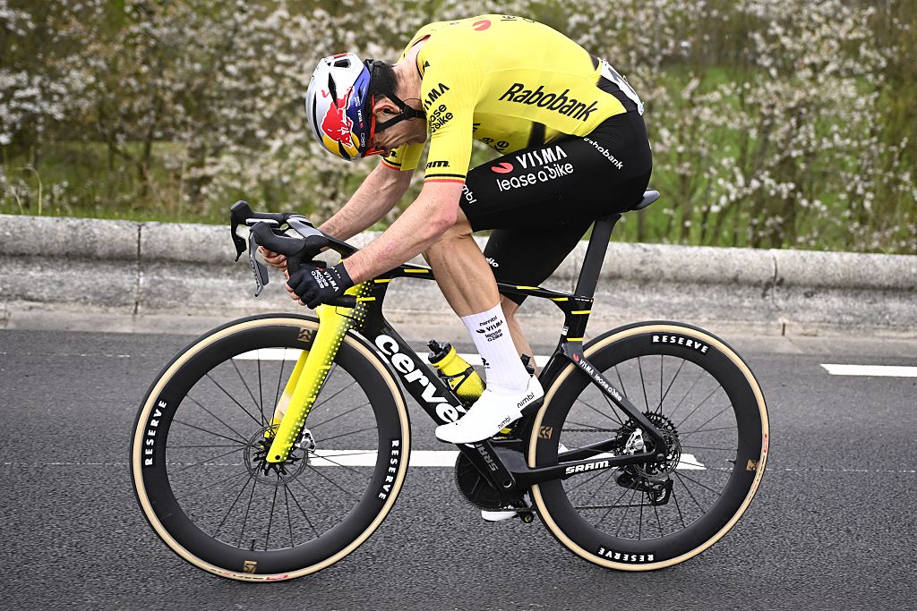 2026 Dwars door Vlaanderen: Wout van Aert en camino a un casi accidente para siempre