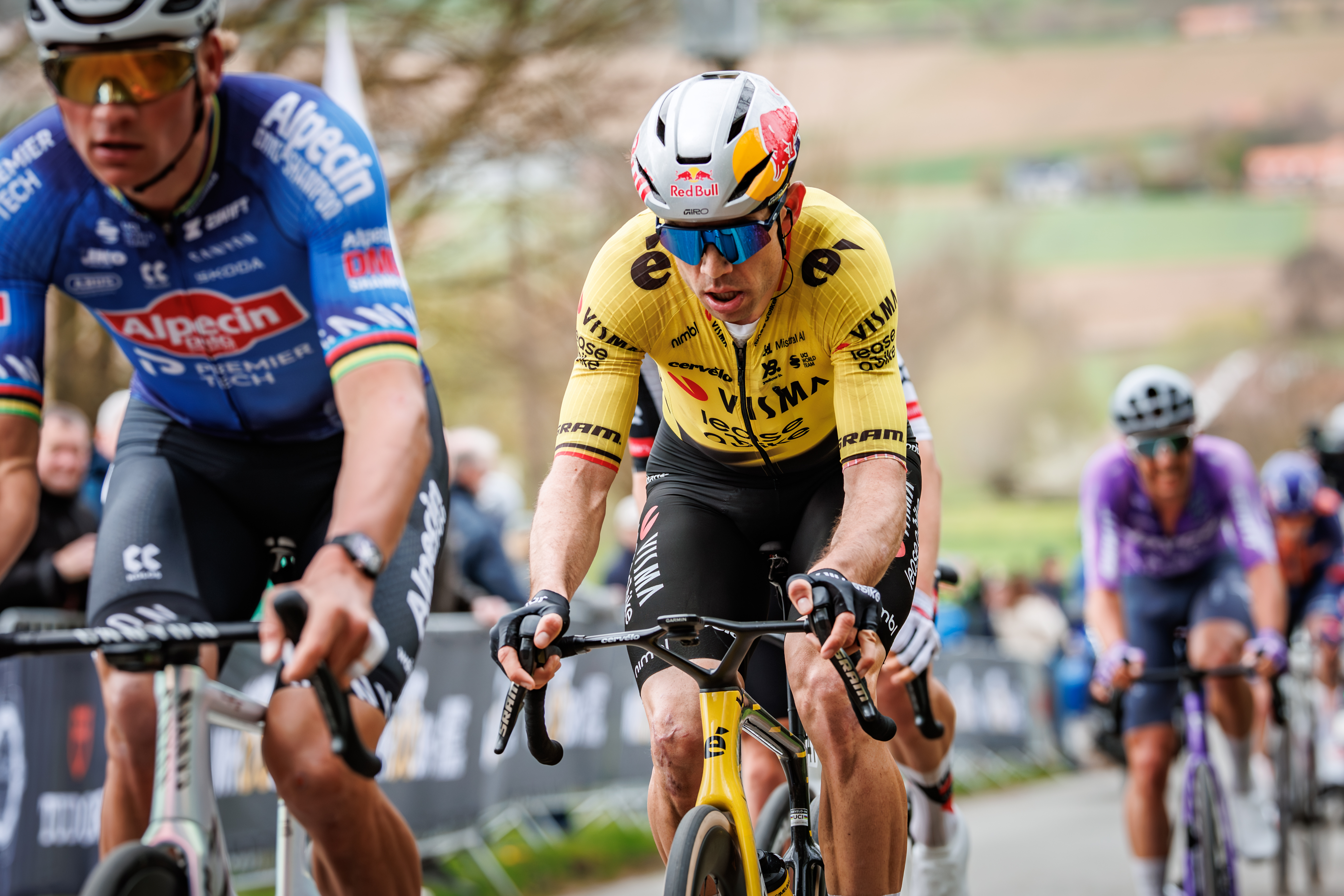 Van der Poel (izq.) y Van Aert (centro) se alejan del campo