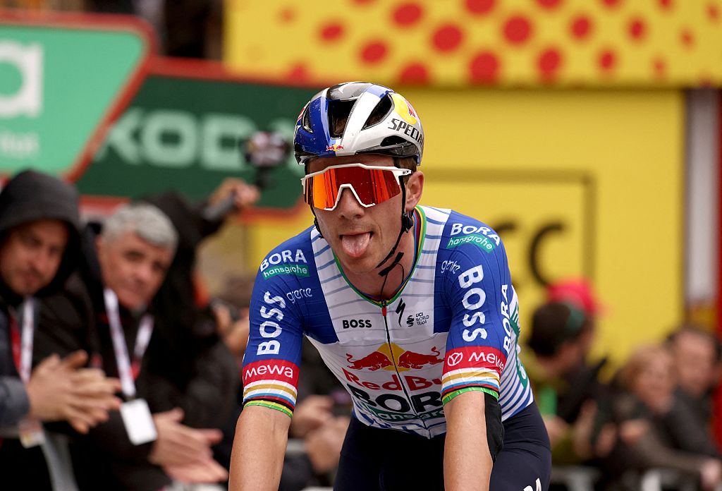 El piloto belga del Team Bora, Remco Evenepoel, cruza la línea de meta de la sexta etapa de la 'Volta a Catalunya' 2026. Vuelta ciclista a Cataluña, carrera de 158 km entre Berga y el Santuario de La Mare de Déu de Queralt en Berga, el 28 de marzo de 2026. (Foto de Josep LAGO / AFP)