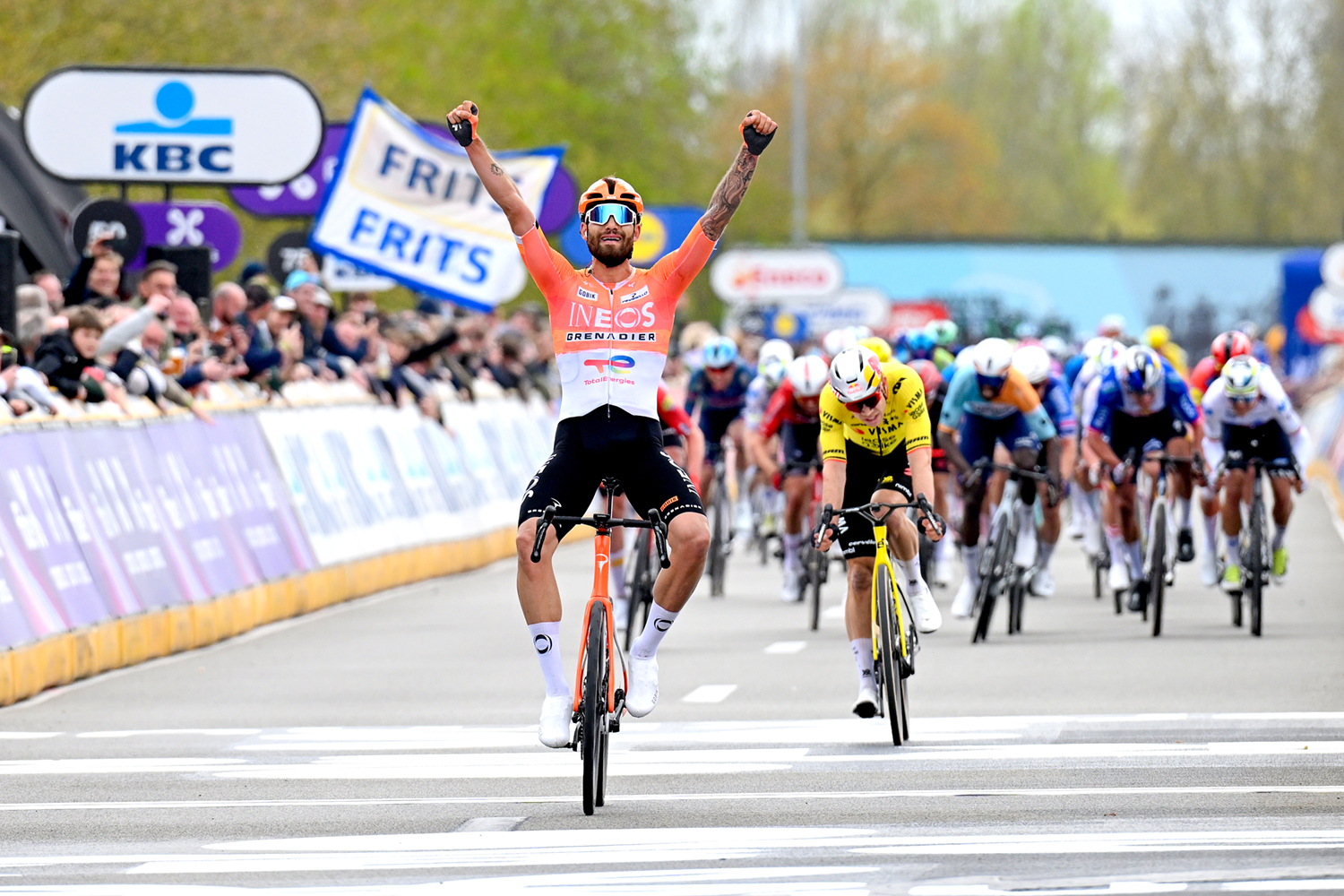WAREGEM, BÉLGICA - 1 DE ABRIL: Filippo Ganna de Italia y el equipo INEOS Grenadiers celebran en la línea de meta como ganador de la carrera durante la 80.a Dwars Door Vlaanderen 2026 - Elite masculina, una carrera de un día de 184,6 km desde Roeselare a Waregem / #UCIWT / el 1 de abril de 2026 en Waregem, Bélgica. (Foto de Dario Belingheri/Getty Images)