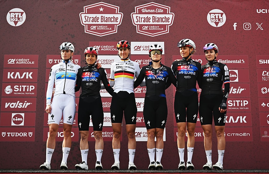SIENA, ITALIA - 7 DE MARZO: Demi Vollering de Holanda, Juliette Berthet de Francia, Elise Chabbey de Suiza, Lea Curinier de Francia, Franziska Koch de Alemania, Amber Kraak de Holanda y el equipo FDJ United - SUEZ antes de la 12ª Strade Bianche Donne 2026, una carrera de un día de 133 km de Siena a Siena / #UCIWWT / el 7 de marzo. 2026 en Siena, Italia. (Foto de Luc Claessen/Getty Images)
