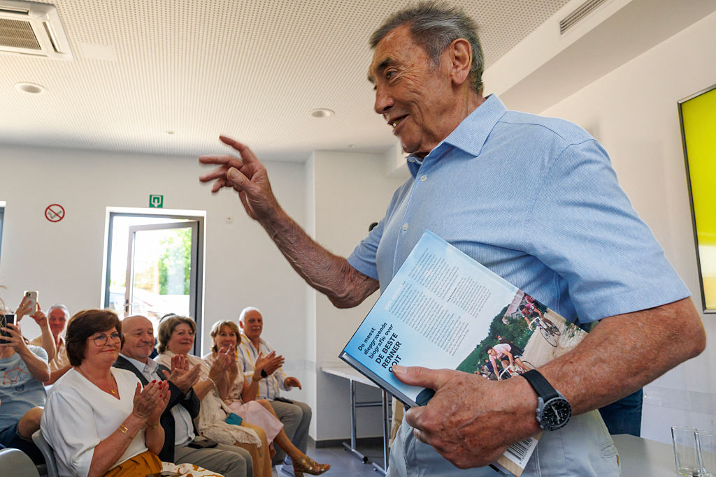 Eddy Merckx en el lanzamiento de un libro en 2025