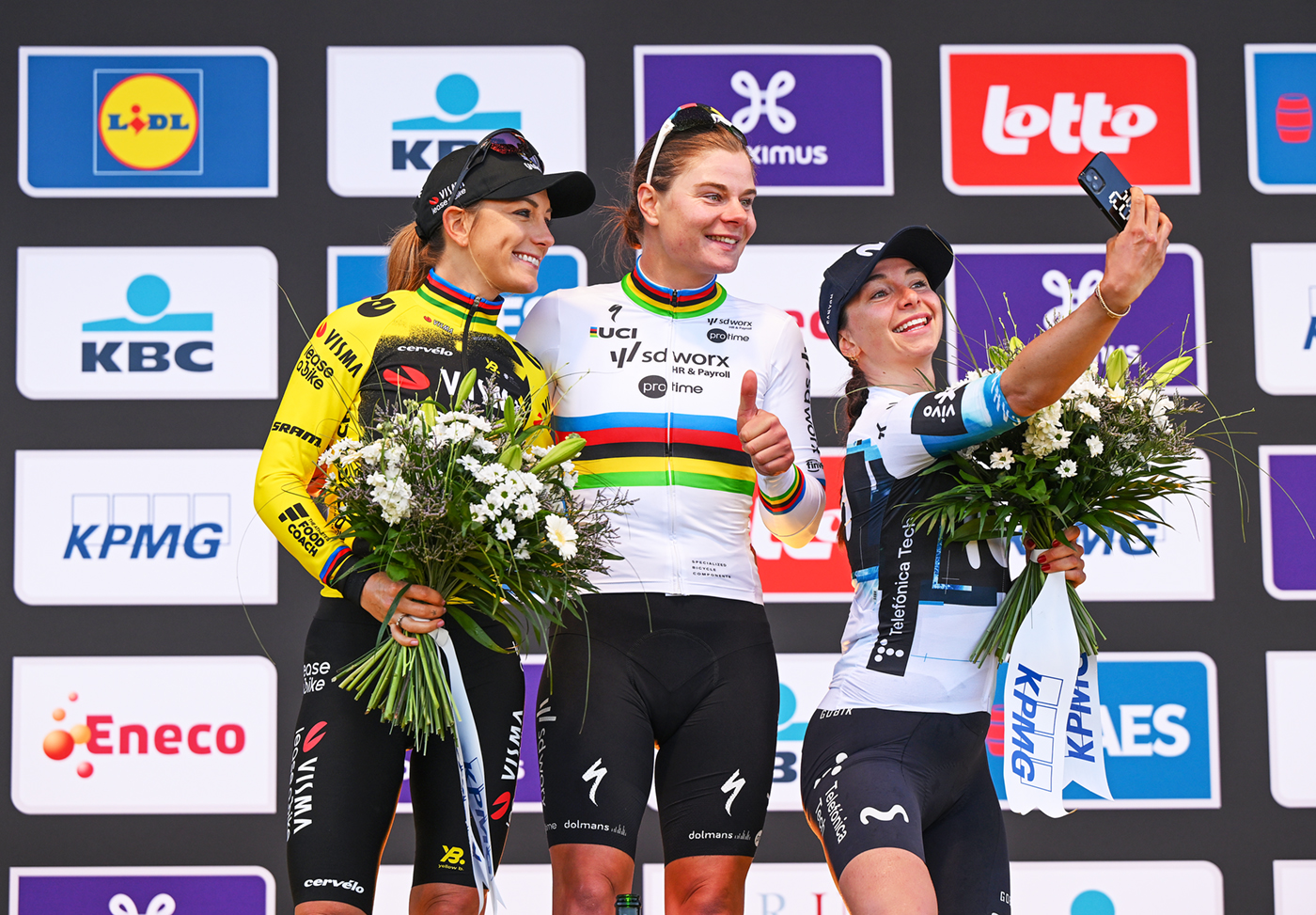 OUDENAARDE, BÉLGICA - 6 DE ABRIL: (LR) Pauline Ferrand Prevot de Francia y el equipo Visma | Lease a Bike en segundo lugar, la ganadora de la carrera Lotte Kopecky de Bélgica y Team SD Worx - Protime y Liane Lippert de Alemania y Movistar Team en tercer lugar posan para una fotografía en la ceremonia del podio tras la 22ª Ronda van Vlaanderen - Tour des Flandres 2025 - Elite femenina una carrera de un día de 168,9 km de Oudenaarde a Oudenaarde / #UCIWWT / en 06 de abril de 2025 en Oudenaarde, Bélgica. (Foto de Dario Belingheri/Getty Images)