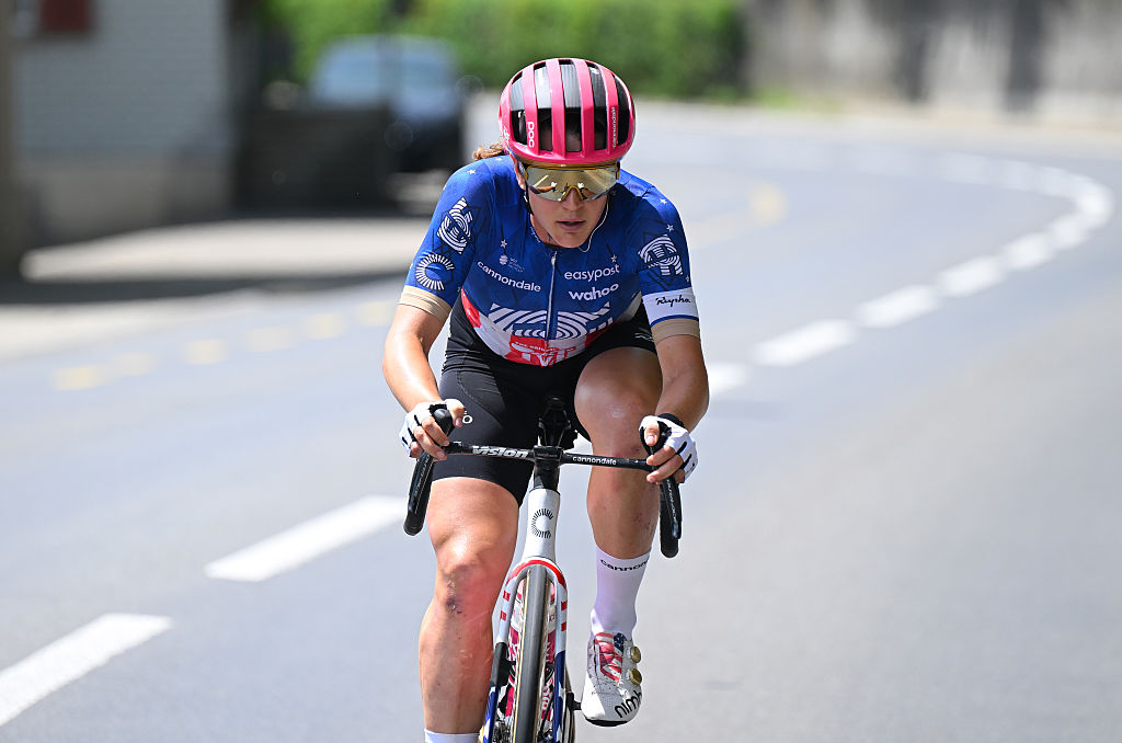 KUSSNACHT, SUIZA - 14 DE JUNIO: Kristen Faulkner de Estados Unidos y el equipo EF Education-Oatly compite en la escapada durante el 5to Tour de Suiza Femenino 2025, Etapa 3, una etapa de 123,1 km desde Oberkirch a Kussnacht / #UCIWWT / el 14 de junio de 2025 en Kussnacht, Suiza. (Foto de Tim de Waele/Getty Images)