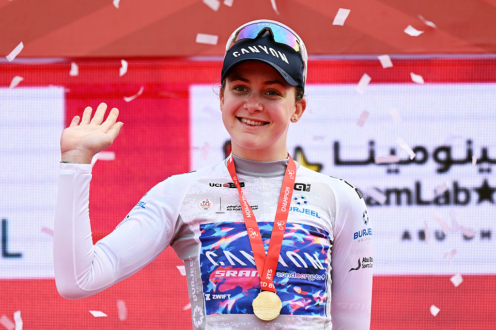ABU DHABI, EMIRATOS ÁRABES UNIDOS - 7 DE FEBRERO: Zoe Backstedt de Gran Bretaña y el equipo CANYON/SRAM zondacrypto celebra en el podio como mejor ganadora de la camiseta blanca joven durante el 4to UAE Tour Women 2026, Etapa 3, una etapa de 145 km desde Abu Dhabi TeamLab Phenomena hasta Abu Dhabi Breakwater el 7 de febrero de 2026 en Abu Dhabi, Emiratos Árabes Unidos. (Foto de Tim de Waele/Getty Images)