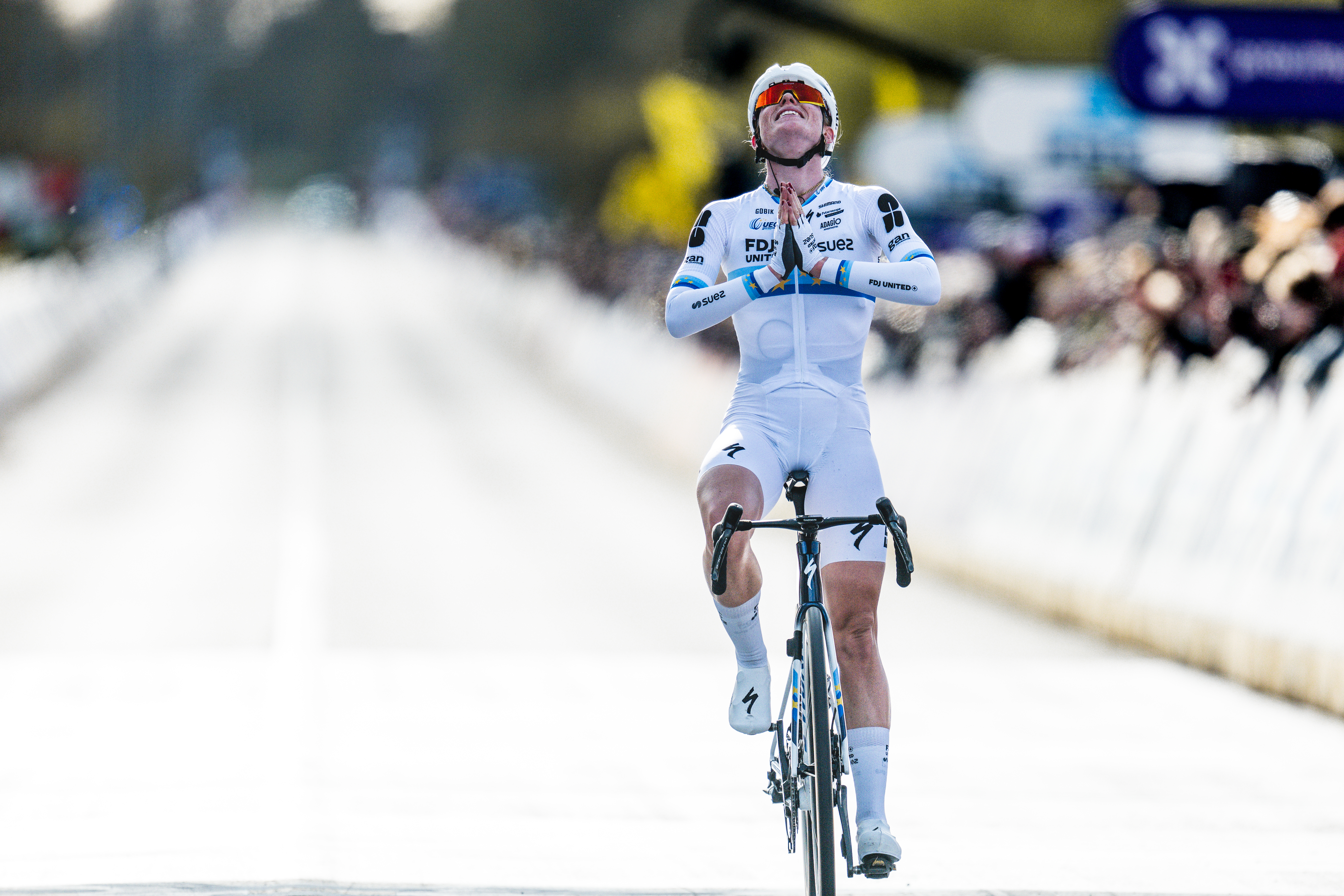 OUDENAARDE, BÉLGICA - 5 DE ABRIL: Demi Vollering de Holanda y el equipo FDJ United - SUEZ celebra en la línea de meta como ganador de la carrera durante el 23º Tour de Flandes 2026 - Ronde van Vlaandere - Elite femenina una carrera de un día de 164,1 km desde Oudenaarde a Oudenaarde el 5 de abril de 2026 en Oudenaarde. Bélgica. (Foto de Billy Ceusters/Getty Images)
