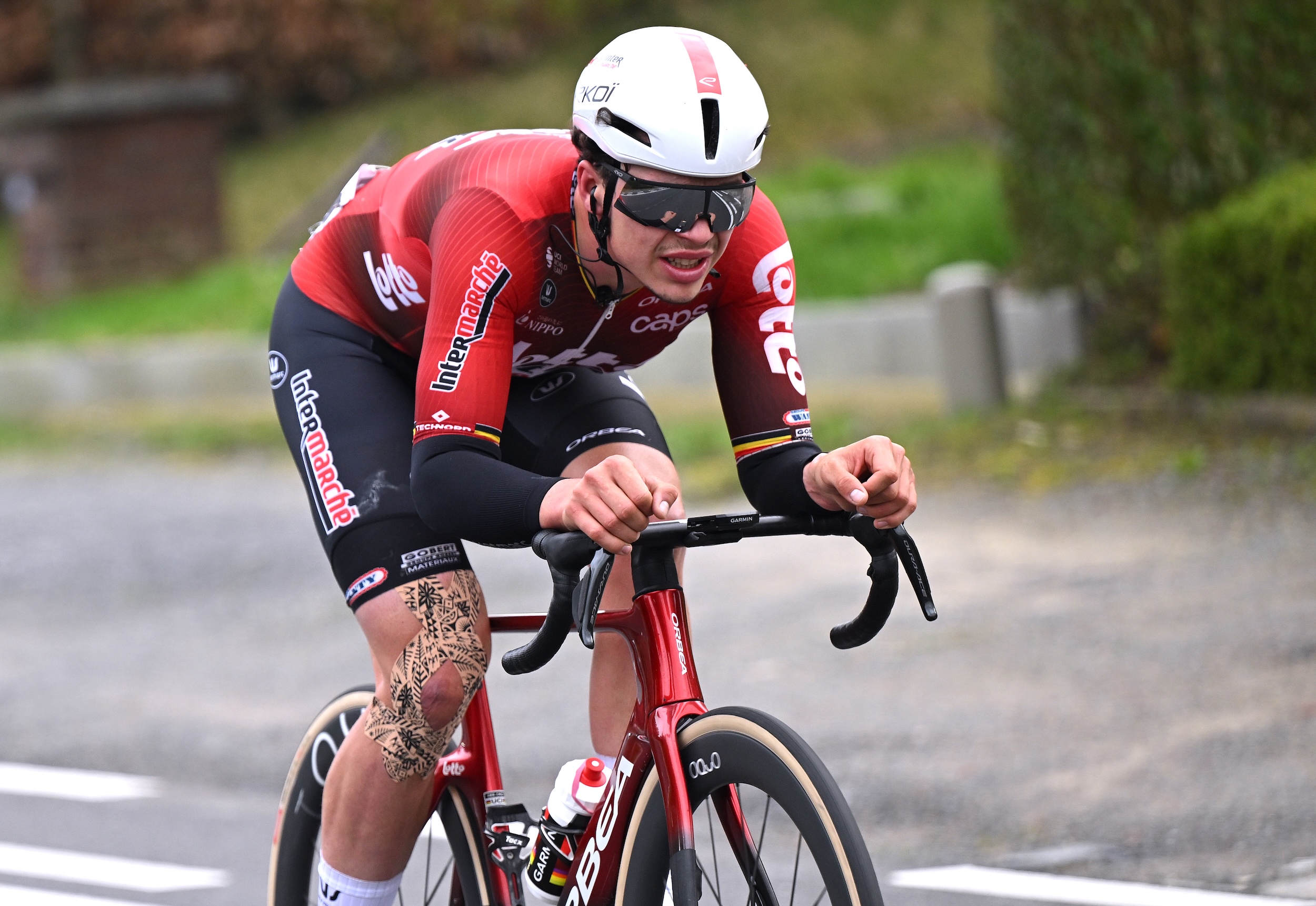 KUURNE, BÉLGICA - 1 DE MARZO: Arnaud De Lie de Bélgica y el equipo Lotto Intermarché compite durante la 78ª Kuurne - Brussel - Kuurne 2026, una carrera de un día de 194,9 km desde Kortrijk a Kuurne el 1 de marzo de 2026 en Kuurne, Bélgica. (Foto de Luc Claessen/Getty Images)