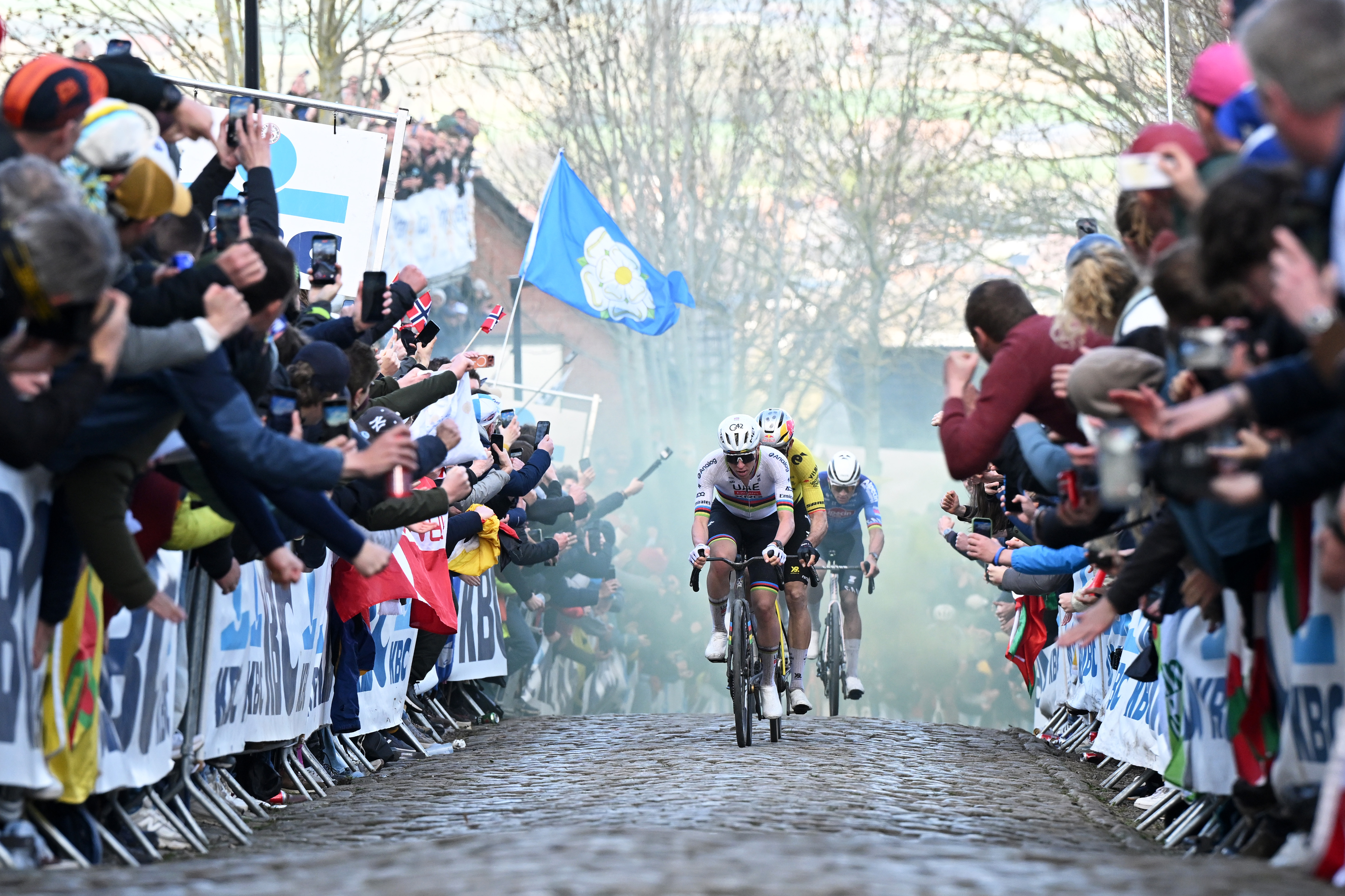 OUDENAARDE, BÉLGICA - 5 DE ABRIL: Tadej Pogacar de Eslovenia y UAE Team Emirates - XRG, Wout van Aert de Bélgica y Team Visma | Lease a Bike y Mathieu van der Poel de Holanda y el equipo Alpecin-Premier Tech lideran la escapada que pasa por el sector adoquinado de Oude Kwaremont mientras los fanáticos aplauden durante el 110.° Tour de Flandes - Ronde van Vlaanderen 2026 - Men's Elite, una carrera de un día de 278,6 km desde Amberes a Oudenaarde / #UCIWT / el 5 de abril. 2026 en Oudenaarde, Bélgica. (Foto de Dario Belingheri/Getty Images)