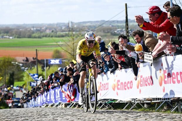 2026 Tour of Flanders: Wout van Aert en route to fourth