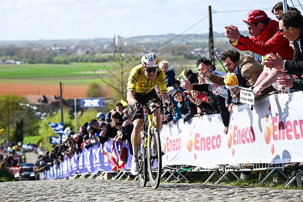 2026 Tour of Flanders: Wout van Aert en route to fourth