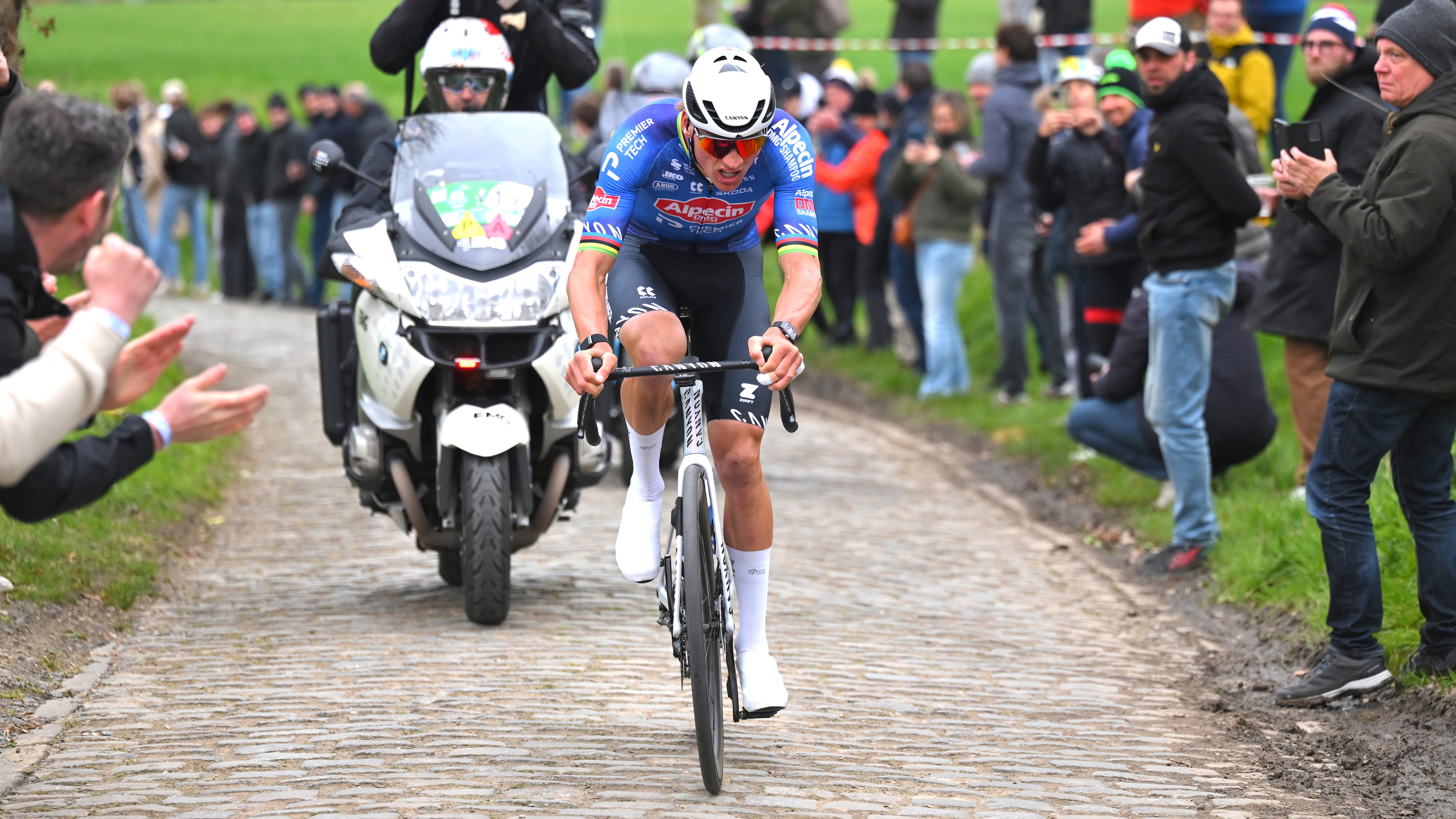 El ganador de la carrera, Mathieu van der Poel, de Países Bajos, y el equipo Alpecin-Premier Tech compiten pasando por el sector adoquinado de Oude Kwaremont durante el 68.º E3 Saxo Classic 2026.