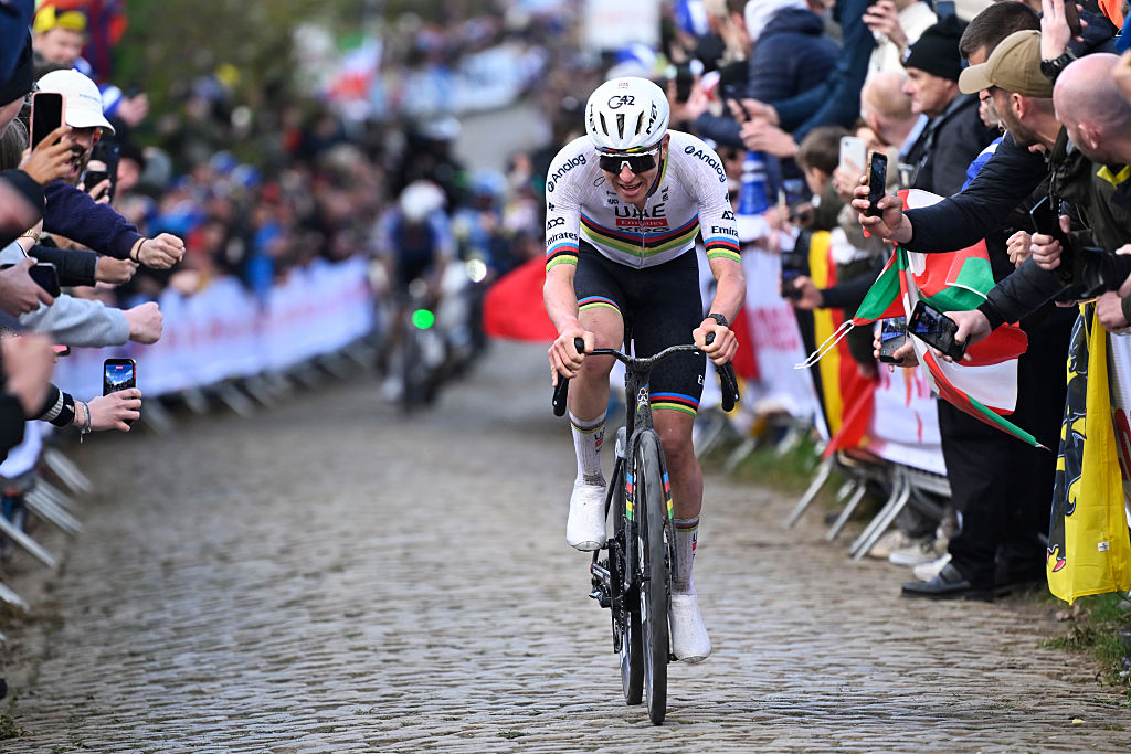 OUDENAARDE, BÉLGICA - ABRIL 05: Durante la 110a edición de Ronde van Vlaanderen un UCI World Tour 1.UWT carrera ciclista de un día para hombres Elite de 271 km con inicio en Amberes y final en Oudenaarde el 5 de abril de 2026 en Oudenaarde, Bélgica, 05/04/2026 ( Motordriver Guy De Vuyst - Foto de Nico Vereecken / Fotonoticias
