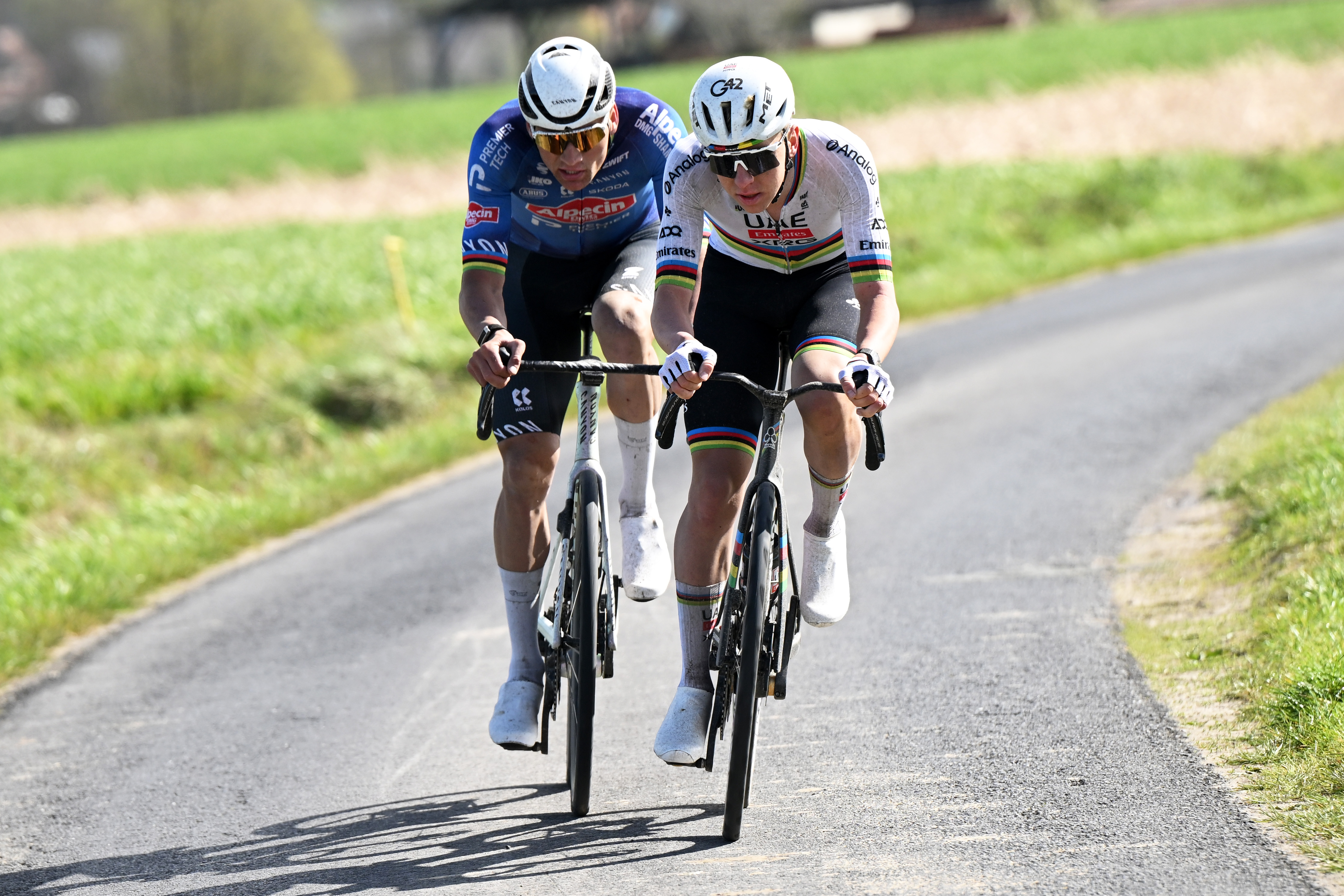 Van der Poel detrás de Pogacar en un tramo curvo de una carretera estrecha