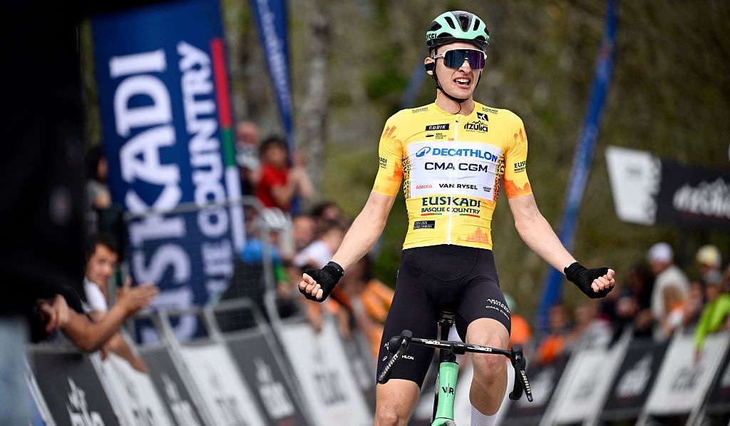 El ciclista francés Paul Seixas, actual líder de la clasificación general del Team Decathlon CMA CGM, celebra ganar la segunda etapa de la vuelta ciclista a Itzulia en el País Vasco, una carrera de 164,1 km entre Pamplona y la cueva de Mendukilo, cerca de Astitz, el 7 de abril de 2026. (Foto de ANDER GILLENEA / AFP)