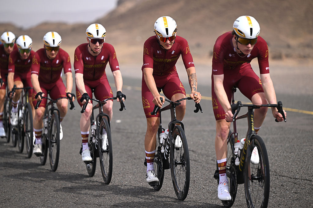 Modern Adventure al frente del campo durante el AlUla Tour, incluido Sean Christian (2-R) 