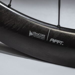 Parcours afirma que su nueva tecnología de ruedas con amortiguación de vibraciones Vibracore equivale a una caída de 10 a 15 PSI en la presión de los neumáticos