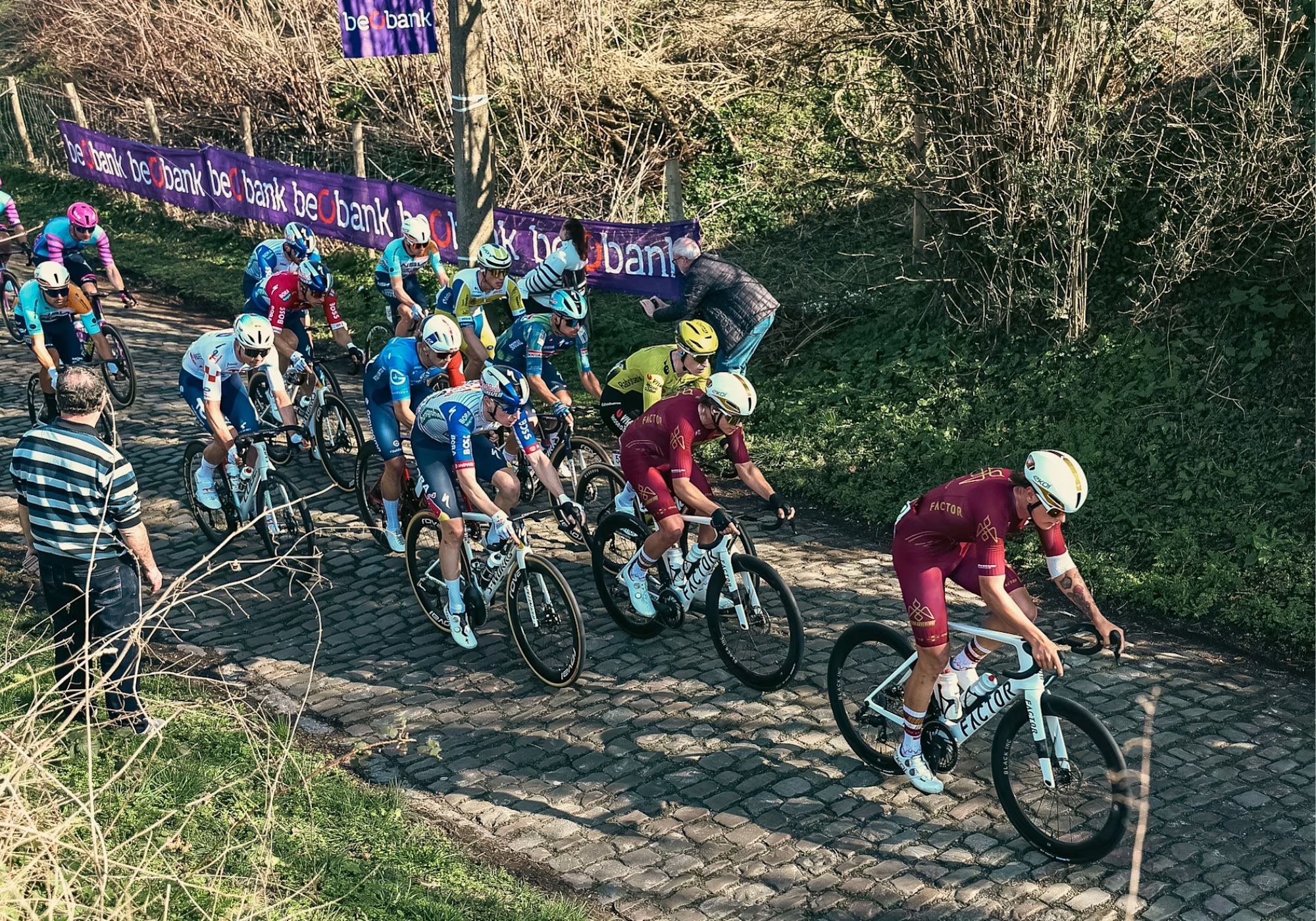'Un percance que provoque la rotura del cuadro los dejará 100% fuera de competencia' - Modern Adventure recorrerá la París-Roubaix en la bicicleta de carreras de Factor enfocada a los aficionados