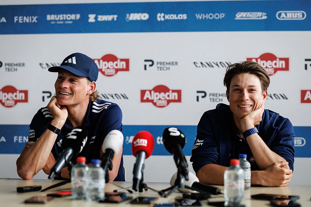 El holandés Mathieu van der Poel y el belga Jasper Philipsen fotografiados durante la conferencia de prensa del equipo ciclista Alpecin-Premier Tech antes de la carrera ciclista París-Roubaix de este año, el jueves 9 de abril de 2026, en Gullegem, Bélgica. La 123ª edición de las carreras ciclistas París-Roubaix tendrá lugar el domingo: las mujeres recorrerán 143,1 km y los hombres recorrerán 258,3 km el domingo. FOTO BELGA KURT DESPLENTER (Foto de KURT DESPLENTER / BELGA MAG / Belga vía AFP)