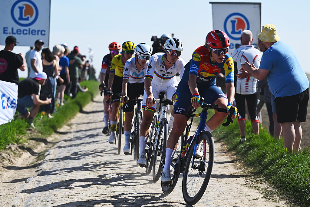 ROUBAIX, FRANCIA - 12 DE ABRIL: Lotte Kopecky de Bélgica y el equipo SD Worx-Protime compiten en la escapada durante la quinta Paris-Roubaix Femmes 2025, una carrera de un día de 148,5 km desde Denain a Roubaix / #UCIWT / el 12 de abril de 2025 en Roubaix, Francia. (Foto de Luc Claessen/Getty Images)