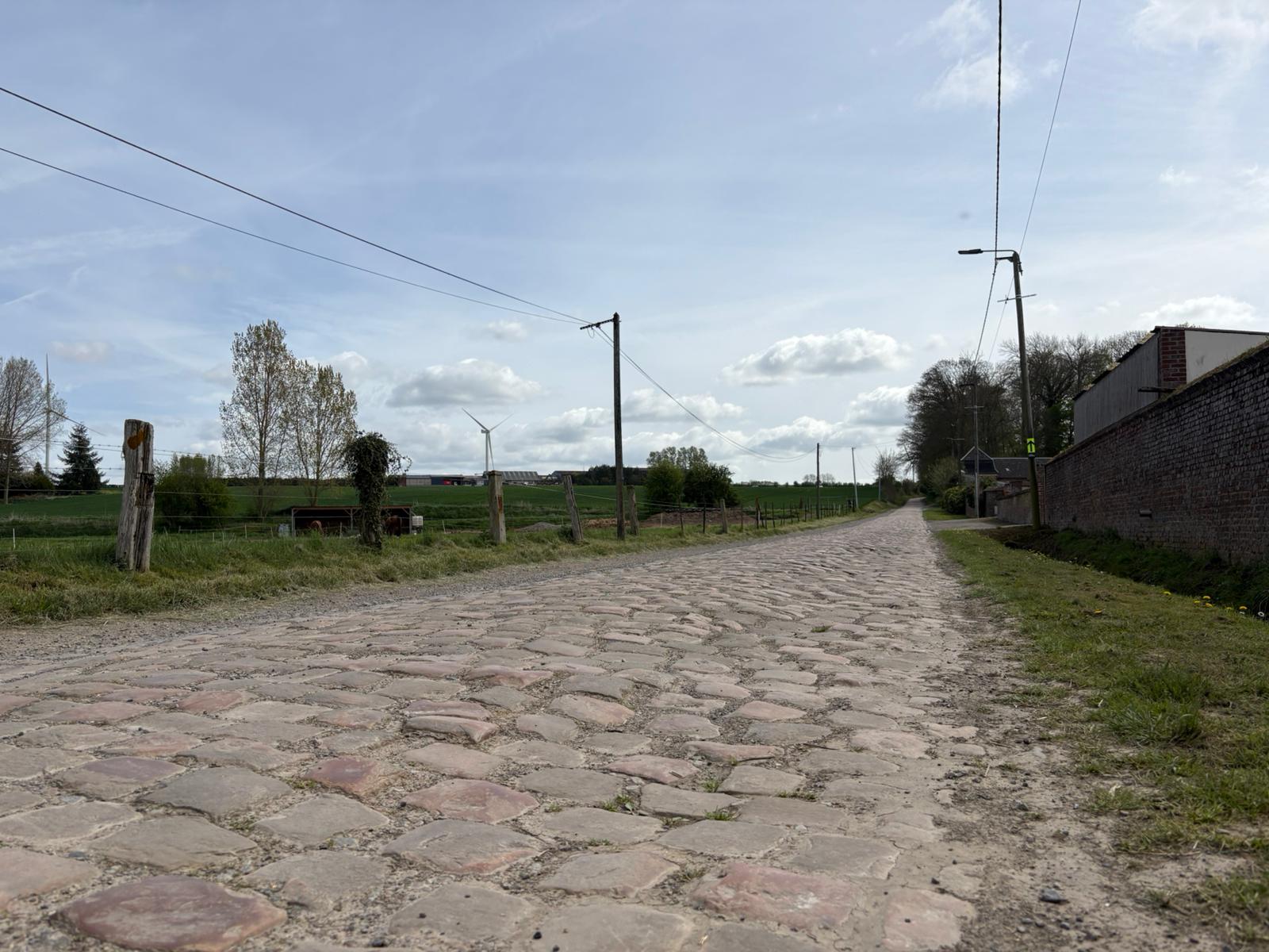 Tomas amplias del tramo adoquinado de Briastre, que se utilizarán en París-Roubaix 2026. Las fotografías muestran adoquines relativamente lisos y una suave subida.