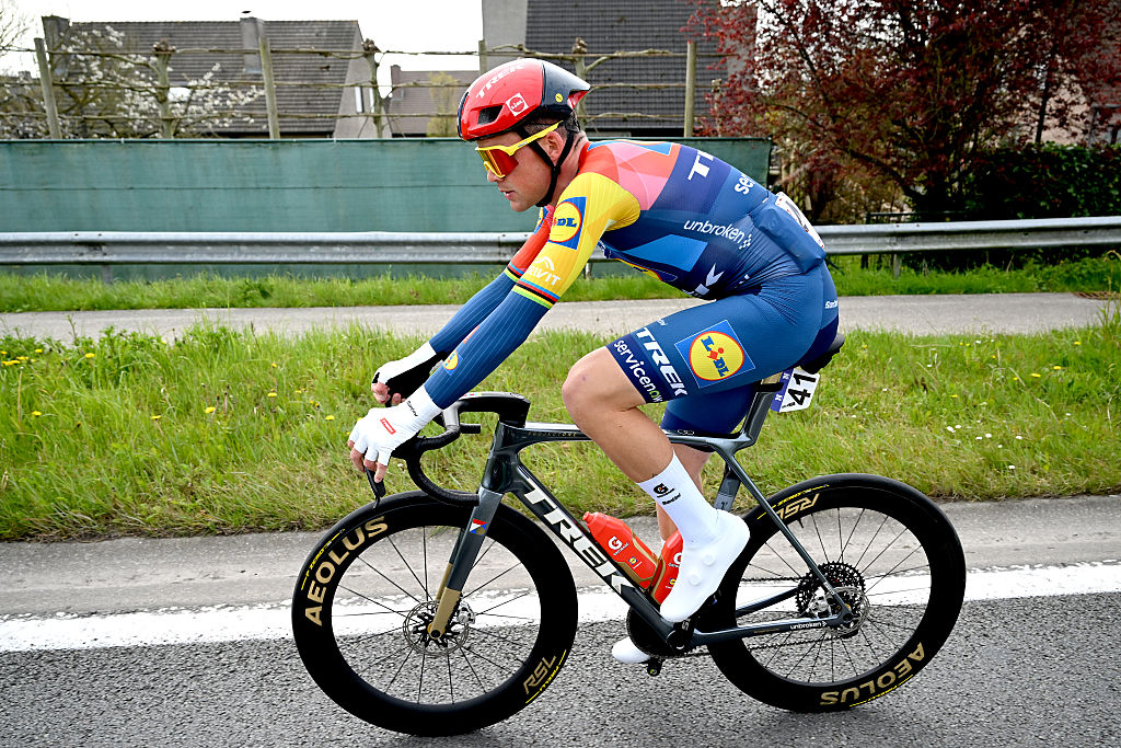 WAREGEM, BÉLGICA - 1 DE ABRIL: Mads Pedersen de Dinamarca y el equipo Lidl - Trek cayó del pelotón durante la 80ª Dwars Door Vlaanderen 2026 - Men's Elite, una carrera de un día de 184,6 km desde Roeselare a Waregem / #UCIWT / el 1 de abril de 2026 en Waregem, Bélgica. (Foto de Dario Belingheri/Getty Images)