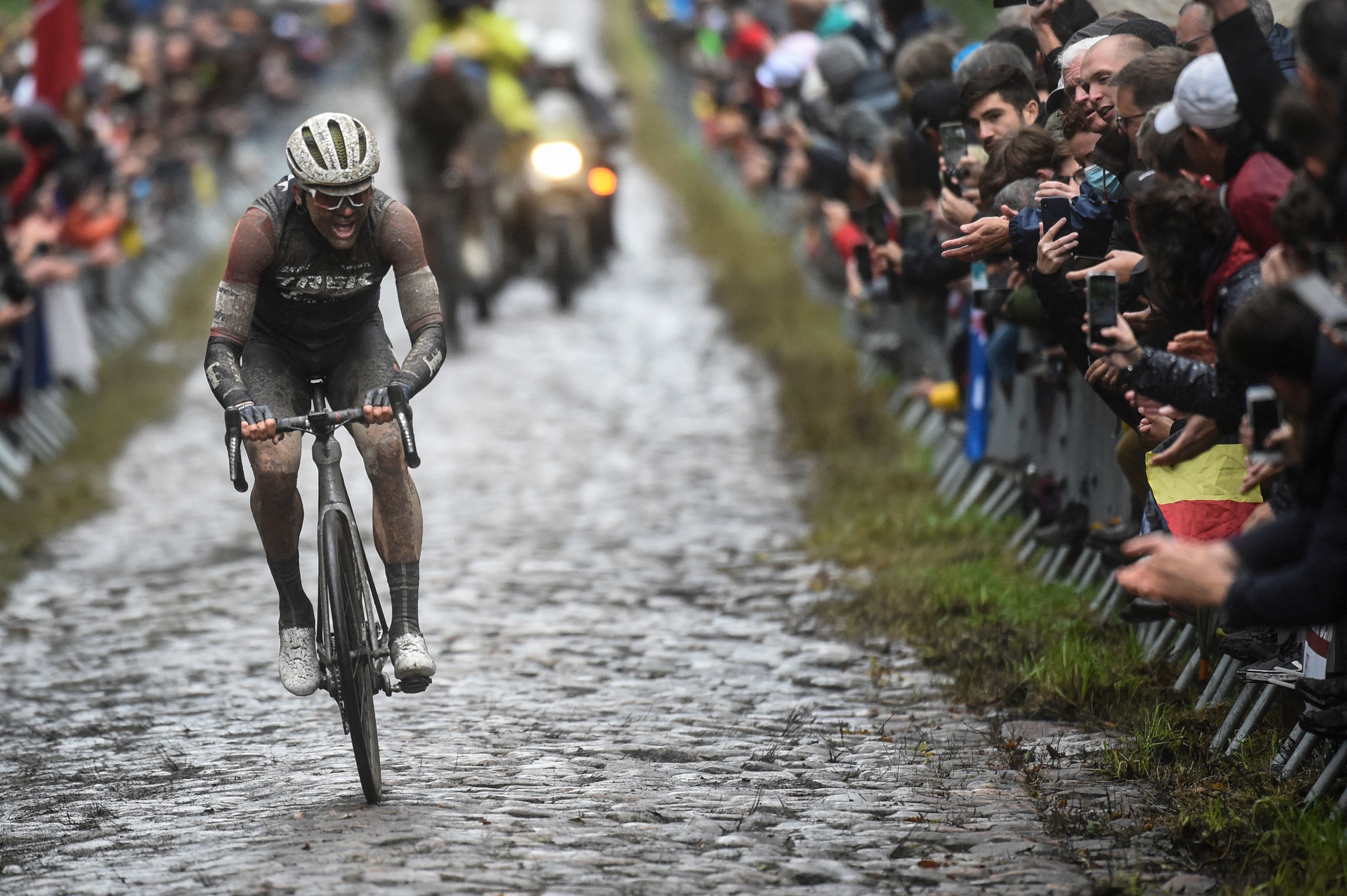 Mads Pedersen en la París-Roubaix 2021 en la fosa de Arenberg