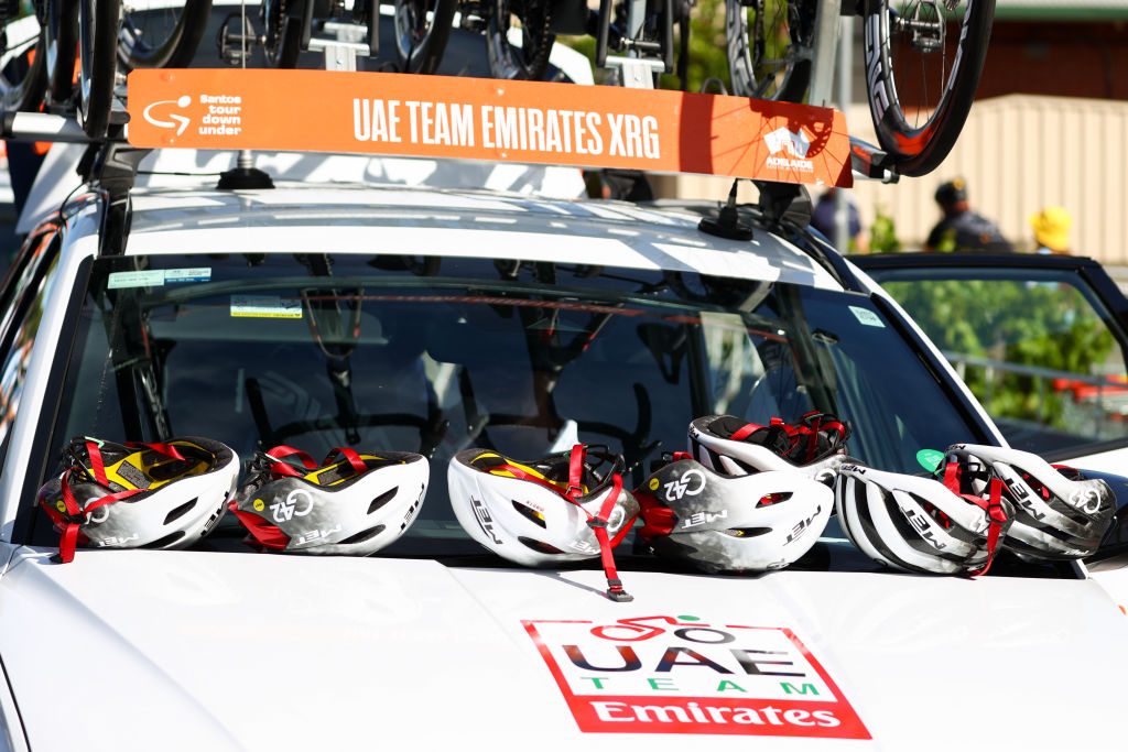 ADELAIDE, AUSTRALIA - 25 DE ENERO: Una vista de los cascos de bicicleta del equipo Emirates de los Emiratos Árabes Unidos en el automóvil de apoyo durante el 25º Santos Tour Down Under ¡Piense! Etapa 5 masculina de seguridad vial desde McLaren Vale hasta Willunga Hill el 25 de enero de 2025 en Adelaida, Australia. (Foto de Peter Mundy/Getty Images)