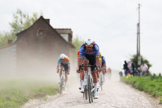 La París-Roubaix de Mathieu van der Poel descarriló por una doble mecánica en el bosque de Arenberg