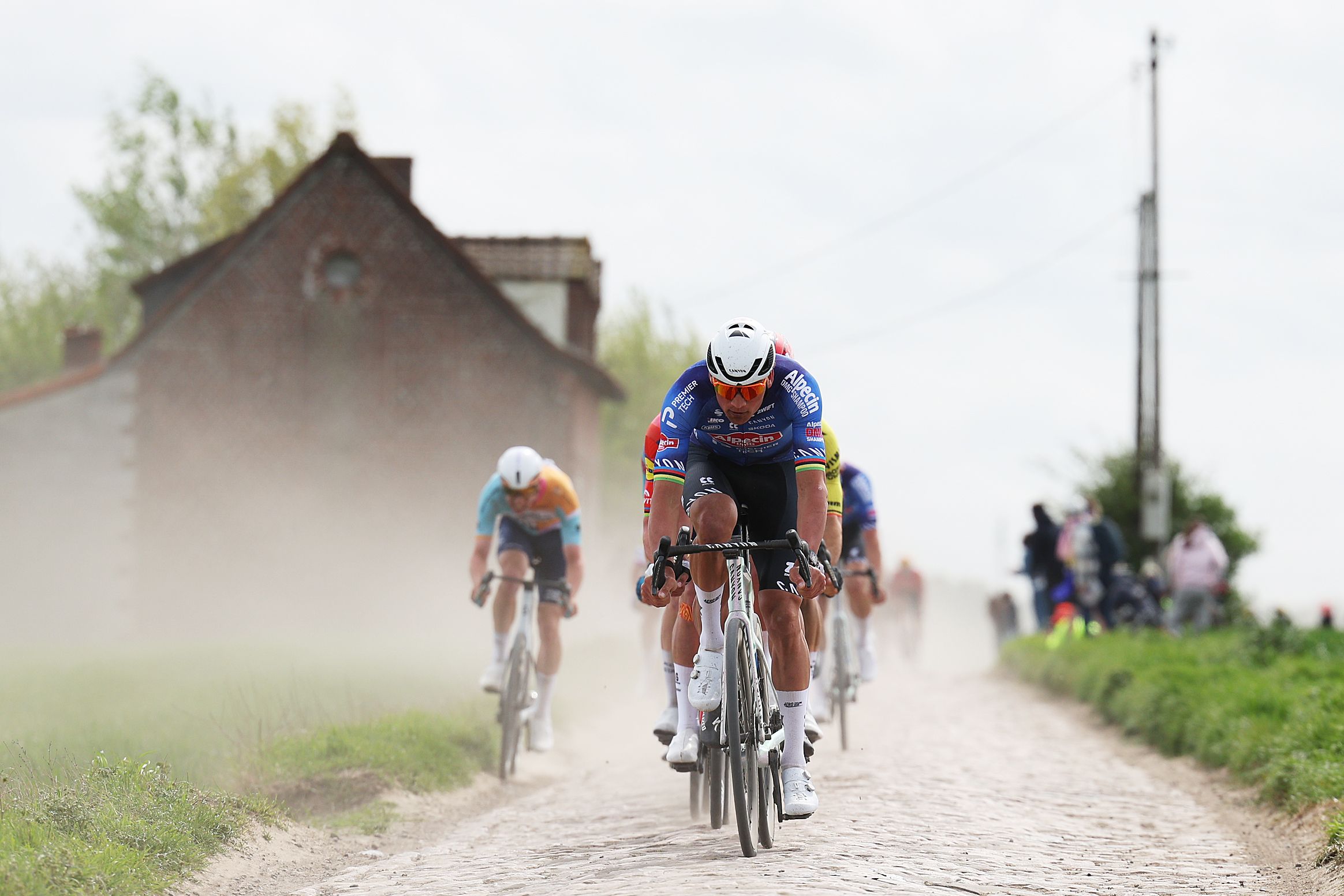 La París-Roubaix de Mathieu van der Poel descarriló por una doble mecánica en el bosque de Arenberg