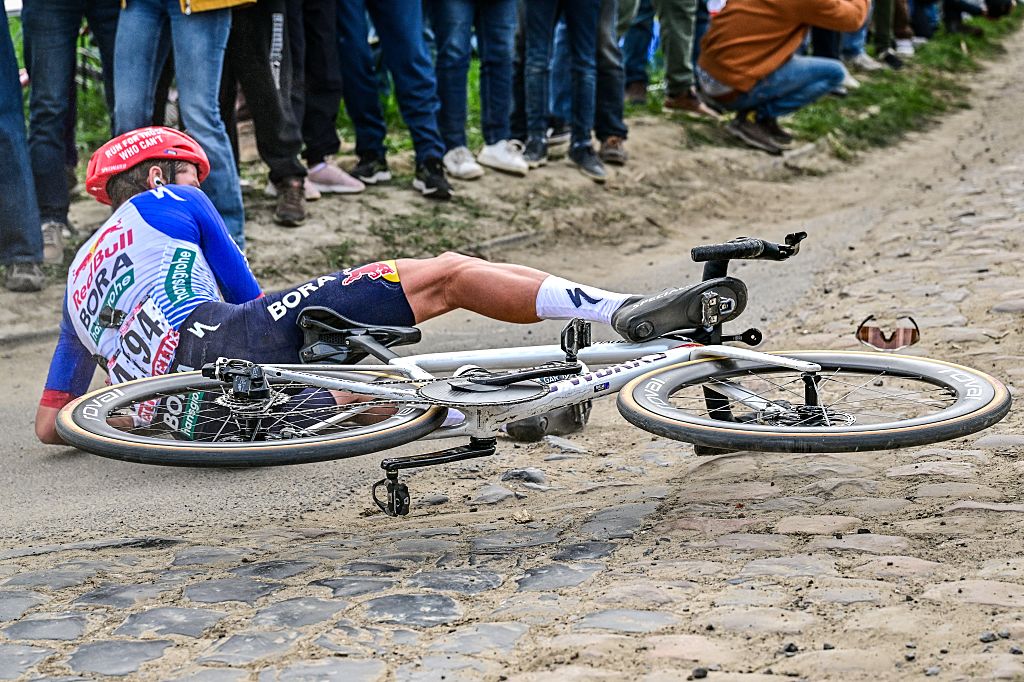 El neozelandés Laurence Pithie de Red Bull-BORA-hansgrohe fotografiado durante la carrera ciclista masculina París-Roubaix.